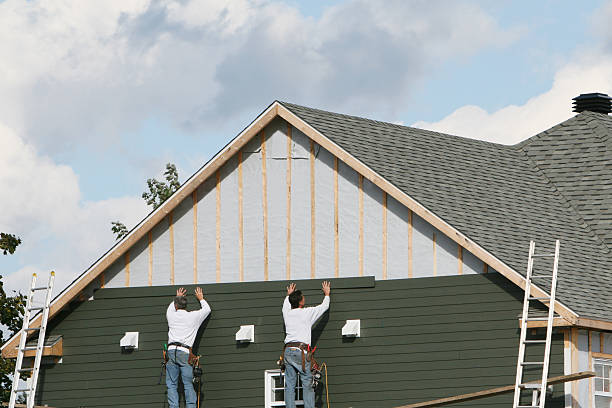 Professional Vinyl Siding technician working in Bushnell, FL